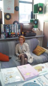 6.Наталка Сопіт на зйомках блогів в книгарні Довженко